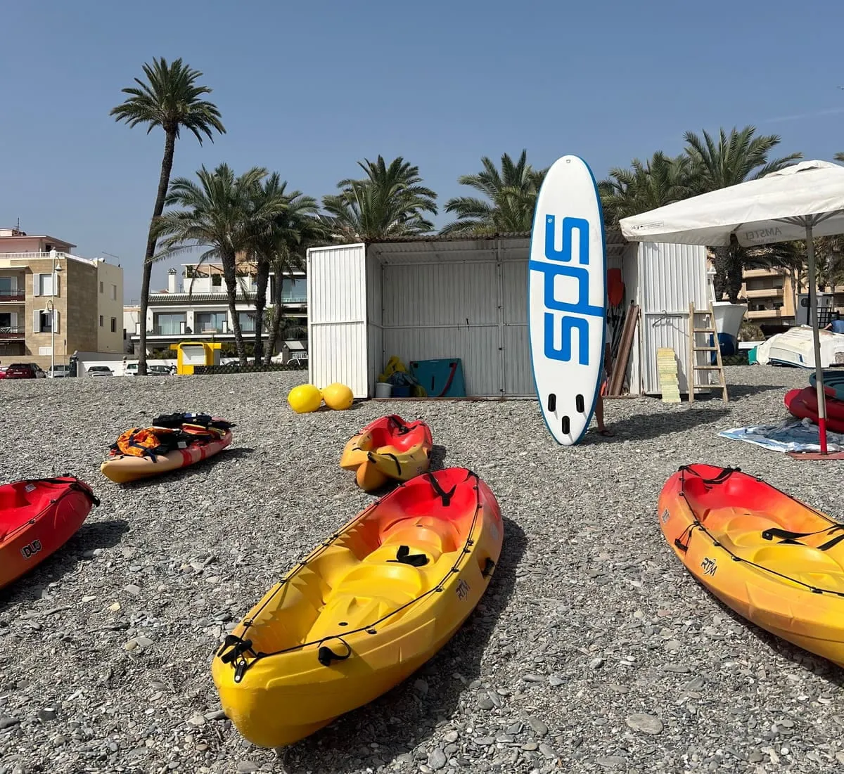 Alquiler de kayaks dobles e individuales en la playa de Almuñécar para explorar la Costa Tropical